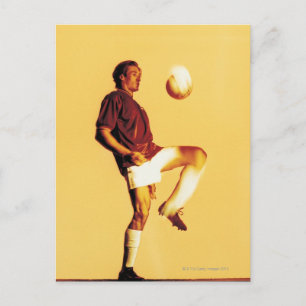Cartão Postal jogador de futebol batendo bola fora do joelho