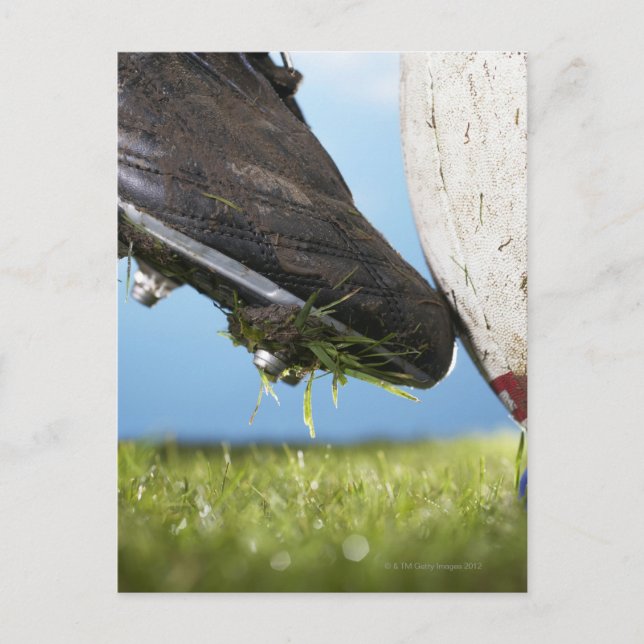 Cartão Postal Jogador de rugby jogando bola fora de lá, feche (Frente)