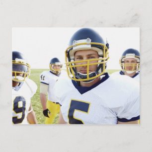 Cartão Postal jogador de rugby vestindo capacete e em pé