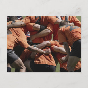 Cartão Postal Jogadores de rugby masculinos no scrum, na vista t