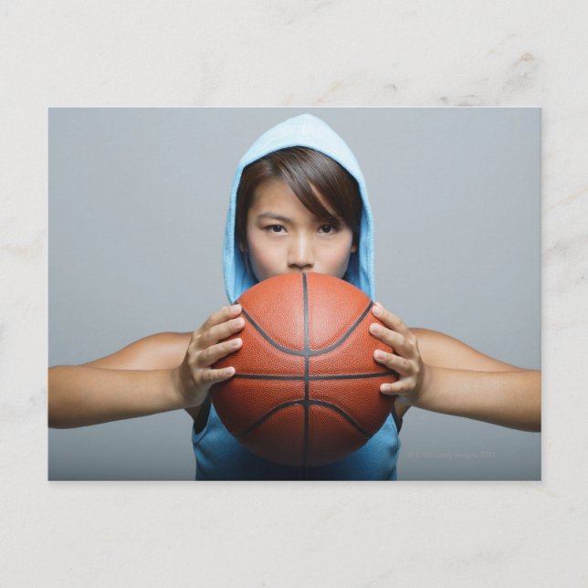 Cartão Postal Jovem mulher com basquete olhando para a câmera (Frente)