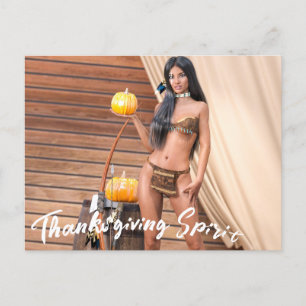 Cartão Postal Jovem Nativo Americano Posando em Parede de Madeir