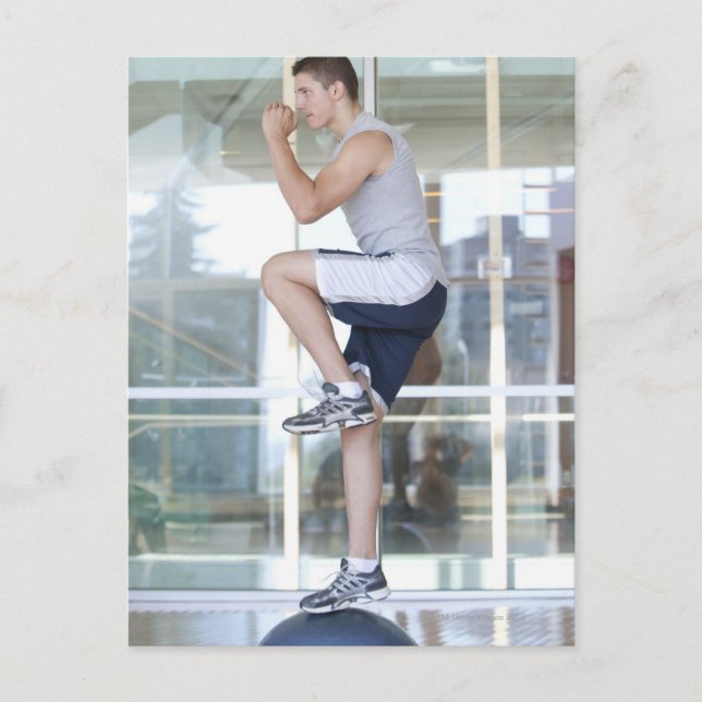 Cartão Postal jovem que faz exercícios de escalada num equilíbri (Frente)