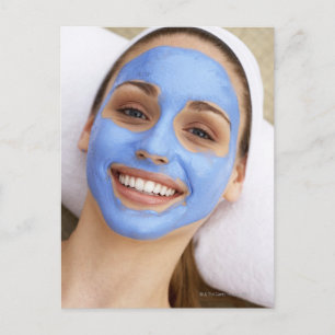 Cartão Postal Jovem vestindo máscara facial, sorrindo,