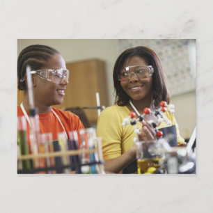 Cartão Postal Jovens afro-americanos na aula de ciência