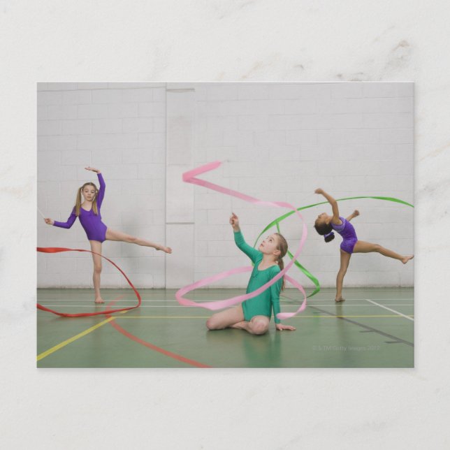 Cartão Postal Jovens dançando fitas (Frente)