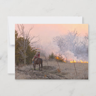 Cartão Postal Kansas Rancher Assistindo a uma Queima Prairie Con
