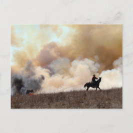 Cartão Postal Kansas Rancher Iniciando um Burn Controlado