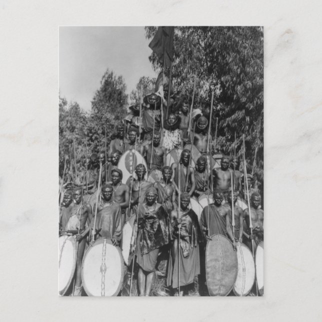 Cartão Postal Kavirondos com lanças e escudos (Frente)