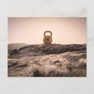 Cartão Postal Kettlebell no topo da montanha mais alta de Espanh
