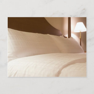 Cartão Postal King dimensionou a cama em um quarto de hotel