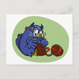 Cartão Postal Kleine Eule strickt einen Schal