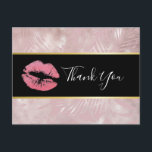 Cartão Postal Lábios brilhantes cor-de-rosa e folhas tropicais D<br><div class="desc">Obrigado postal com um fundo composto de folhas tropicais de ouro rosa. A camada superior é uma estrutura preta com borda de gradiente dourada,  dentro são lábios brilhantes cor-de-rosa.</div>