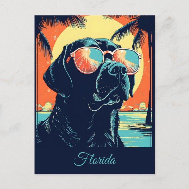 Cartão Postal Labrador com óculos escuros na praia Personalizado (Frente)