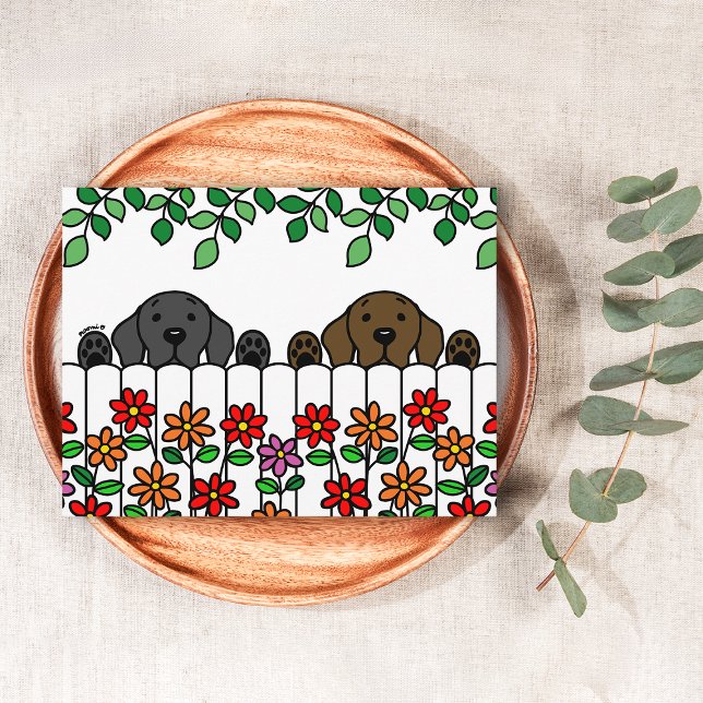 Cartão Postal Labrador Duo, assistindo seu cartão-postal (Labrador Duo Watching You Postcard for Labrador Owners.  Black Lab and Chocolate Lab Cartoon Design.)