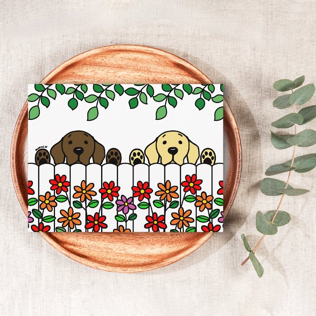 Cartão Postal Labrador Duo, assistindo seu cartão-postal (Labrador Duo Watching You postcard for Labrador Owners.  Chocolate Lab and Yellow Lab Cartoon Design)