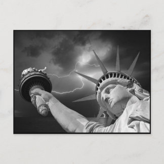 Cartão Postal Lady Liberty sob um céu tempestuoso