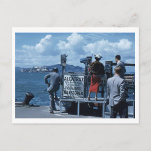 Cartão Postal Lady Views Alcatraz Thru Telescope dos anos 50