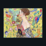 Cartão Postal Lady with Fan, por Gustav Klimt, Vintage Japonism<br><div class="desc">Lady with Fan (1918) de Gustav Klimt é uma pintura de retrato de arte vitoriana do simbolismo das belas artes. Uma linda morena segurando uma fã oriental. O fundo temático floral japonês do ouro é cheio de flores exóticas florescentes, pavões e outras aves com asas estendidas. Sobre o artista: Gustav...</div>