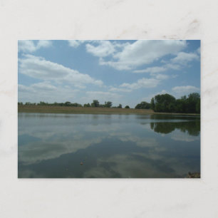 Cartão Postal Lago Água Reflete os céus Nuvens Brancas Fluffy