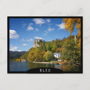 Cartão Postal Lago Bled com árvores em cores de outono na Eslovê