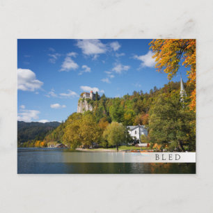 Cartão Postal Lago Bled com árvores em cores do outono na Eslov