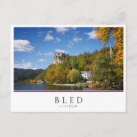 Lago Bled com árvores em cores do outono na Eslovê