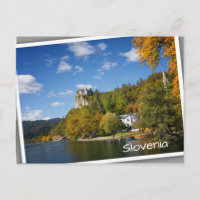 Lago Bled com árvores em cores do outono na Eslovê