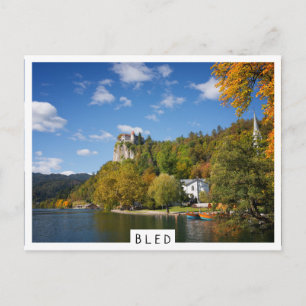 Cartão Postal Lago Bled com árvores em cores do outono na Eslovê