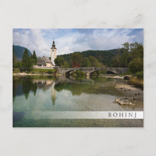 Cartão Postal Lago Bohinj com igreja na Eslovênia — bar posta