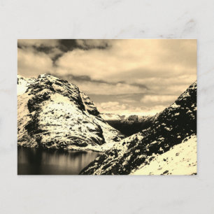 Cartão Postal Lago de Montanha Nevada Paisagem de Nuvens