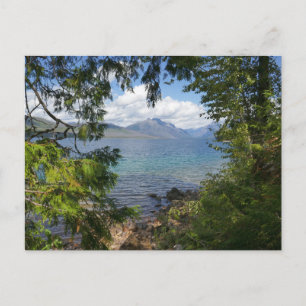 Cartão Postal Lago McDonald através da moldura da floresta