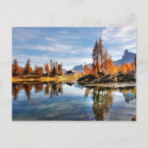 Lago refletido nas montanhas Dolomiti italianas