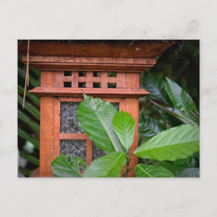 Cartão Postal Lanterna Balinesa no jardim tropical