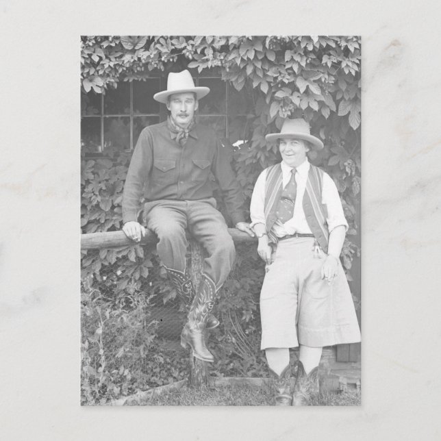 Cartão Postal Larry Larom and a women posing. (Frente)