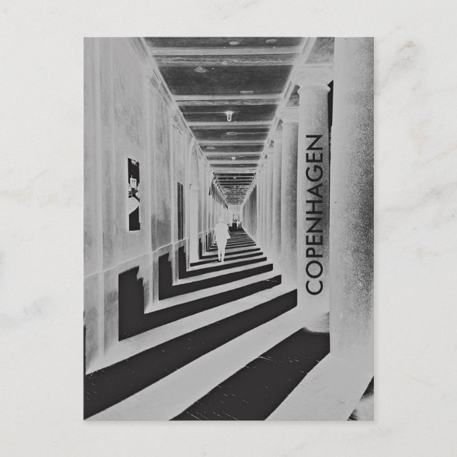 Cartão Postal Legal e única mulher de Copenhagen caminhando (Frente)