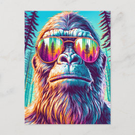 Cartão Postal Legal Sasquatch com óculos de sol na floresta