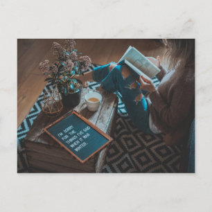 Cartão Postal leitura com um copo do chá literário