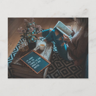 Cartão Postal leitura com um copo do chá literário