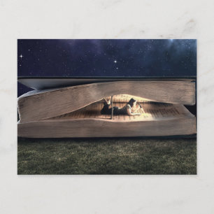 Cartão Postal Leitura da mulher dentro do livro na noite