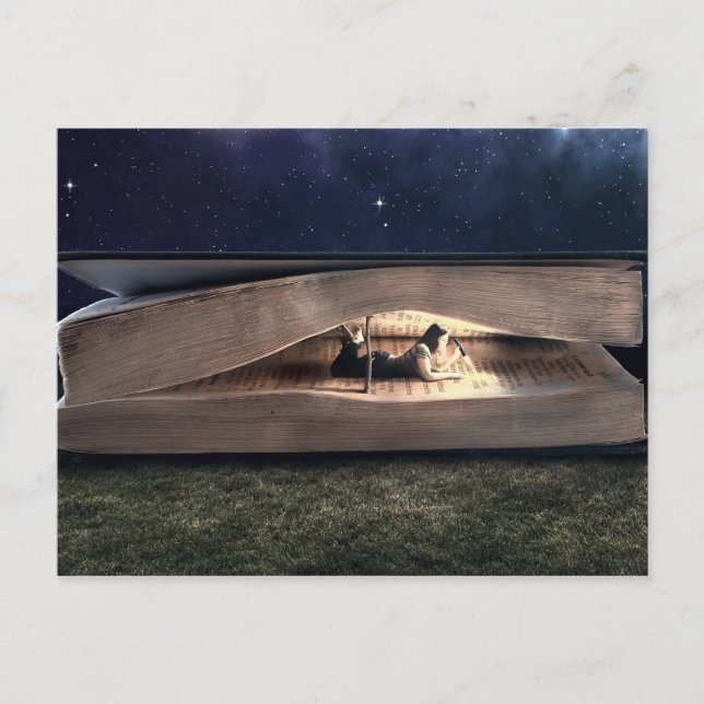 Cartão Postal Leitura da mulher dentro do livro na noite (Frente)