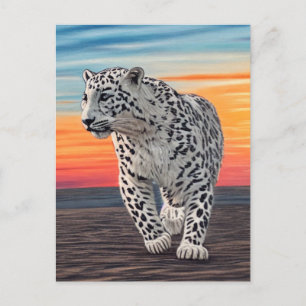 Cartão Postal Leopardo-da-neve caminhando na praia durante um pô