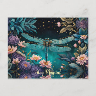 Cartão Postal Libélula em um jardim floral à noite