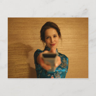 Cartão Postal Linda mulher segurando um controle remoto