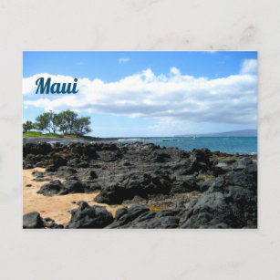 Cartão Postal Linda praia Maui com rochas negras