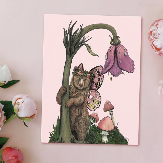 Cartão Postal Linda Ursa Grizzly Fada Rosa em Floresta de Madeir (Criador carregado)