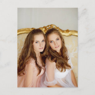 Cartão Postal Lindas gêmeas à noite