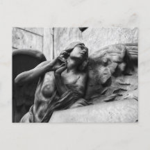 Lindo anjo com olhar sereno em direção ao céu