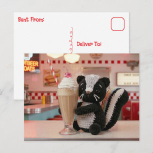Cartão Postal Lindo Esquilo de Crochê Mantendo Contato