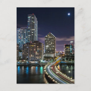 Cartão Postal Linha Skyline da cidade de Miami com ponte à noit